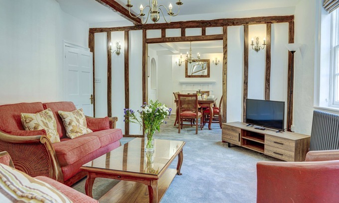 Woodstock House | Cozy Market Place Woodstock Cottage with Breakfast Included