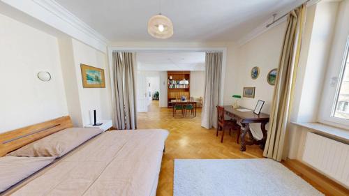 Gmunden Apartment | Guest Rated 9.2 - Marktplatz Mountain View, Child-Friendly Stay