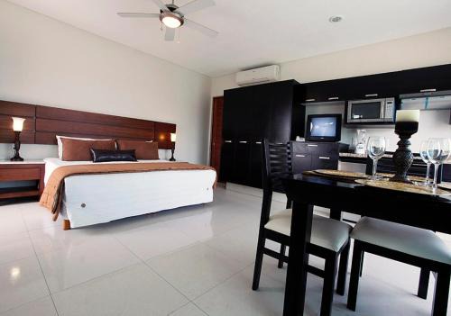 Manzanillo Apartment | Relaxing Getaway at Marlica Estudio Shell with Hot Tub
