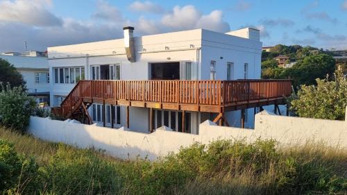 Oyster Bay House | Pet-Friendly Retreat at Marlyn on Oyster Bay Awaits You