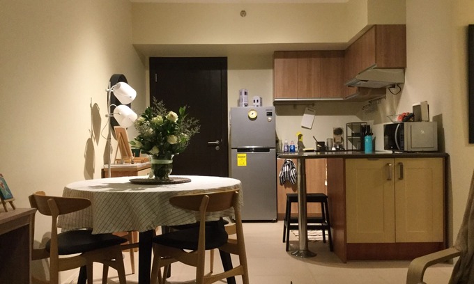 Bonifacio Global City Apartment | Convenient Marpolo Digs @ Shed BGC with Breakfast