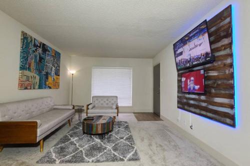 Uptown Apartment | Inviting Galleria Condo with Pool View and Family Amenities