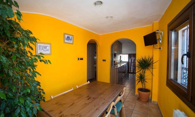 Old Town Apartment | Inviting Marquesa de las Jarras: Top-Rated & Family-Friendly