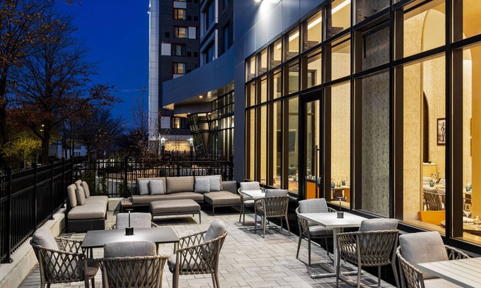 Queens Hotel | Highly Rated Marriott New York JFK Airport with Great Amenities