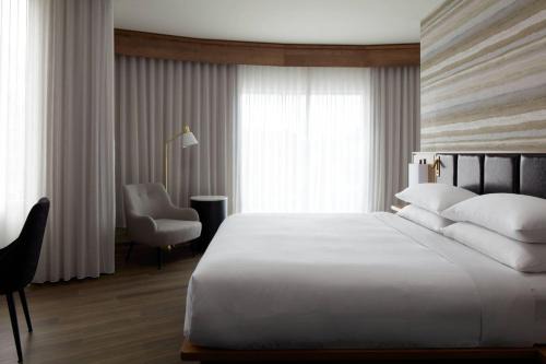 Saint-Jean Street Hotel | Discover Marriott Quebec City Downtown: Family-Friendly Stay