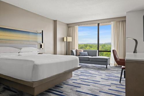 Saddle Brook Hotel | Comfortable Stay at Marriott Saddle Brook - Enjoy Pool & Dining