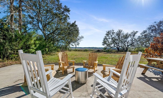 Charleston Cottage | Marsh Front Hotel: 5 Mins to Downtown Charleston