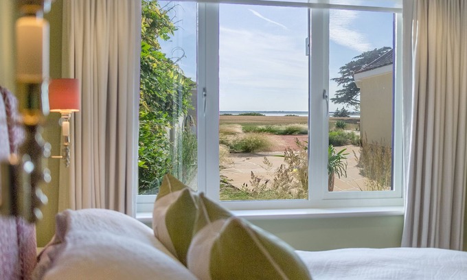 Aldeburgh Apartment | Unforgettable Oceanfront Views Overlooking Marshlands