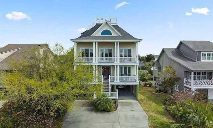 Pawleys Island House | Experience Marsh Madness: 5-Bedroom Family Getaway