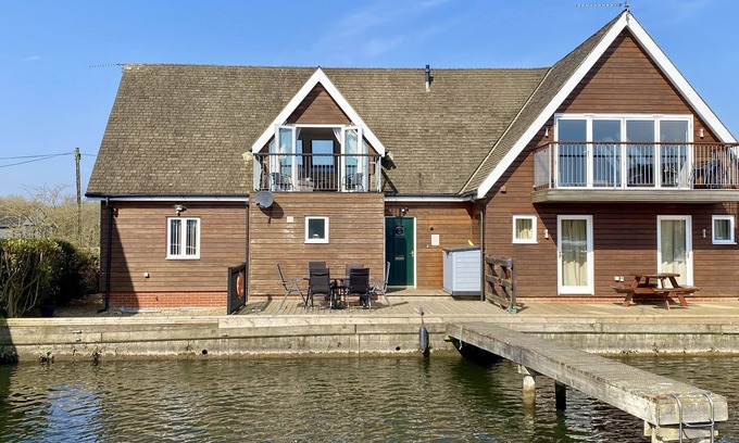 Horning House | Marshmere: Pet Friendly Three Bedroom House for 6 Guests