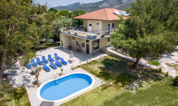 Skala Prinou Apartment | Elegant Marti Garden Suites: Pet-Friendly Stay with Pool