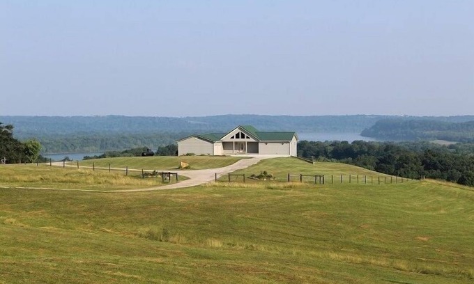 Derby House | Martin Ridge: Scenic Ohio River Views with Private Pool