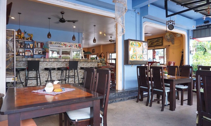 Nanai Road House | Cozy Martin's Swiss Guesthouse: Family-Friendly Retreat