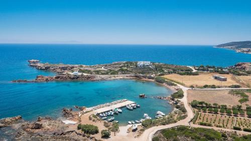 Paros Villa | Beachfront Martineli Residence: Rated 9.9 with Ocean Views