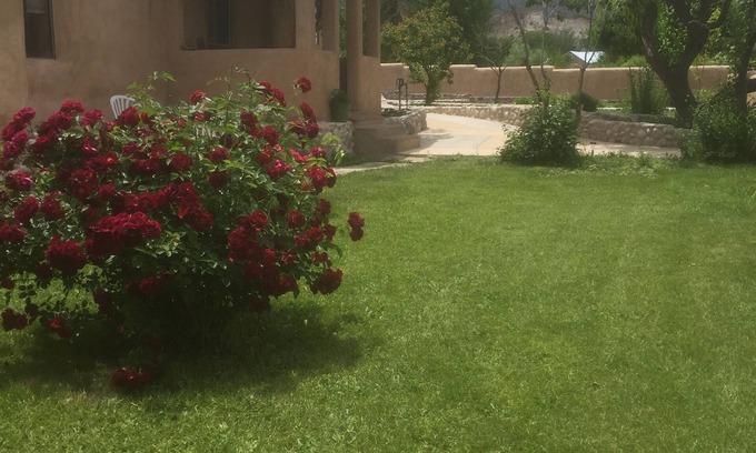 Abiquiu House | Pet-Friendly Martinez Casita - Adobe on the Plaza Retreat