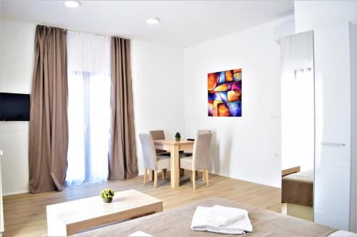 Maini Apartment | Welcoming Martinović Rooms: 9/10 Rated & Family Friendly