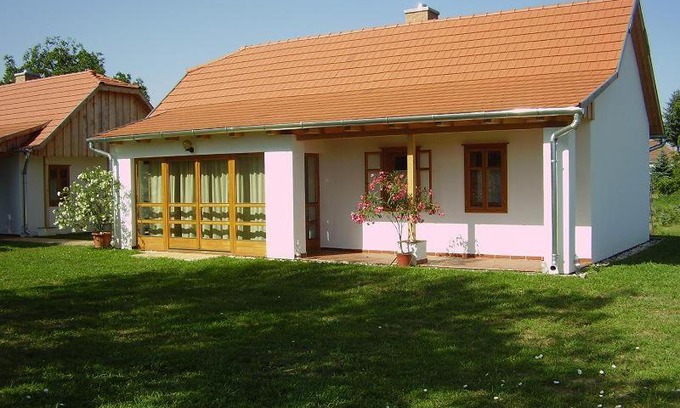 Gelse House | Martonvendeghaz 2: Highly Rated Stay with Family-Friendly Amenities