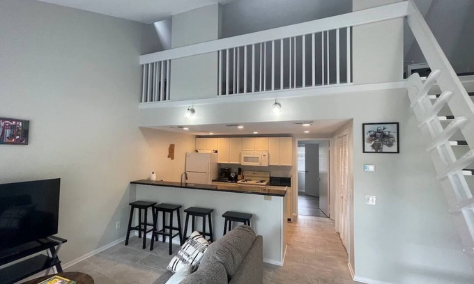 Gulfport Hotel | Cozy Marvel GulfCondo with Kitchen and Pet-Friendly Amenities