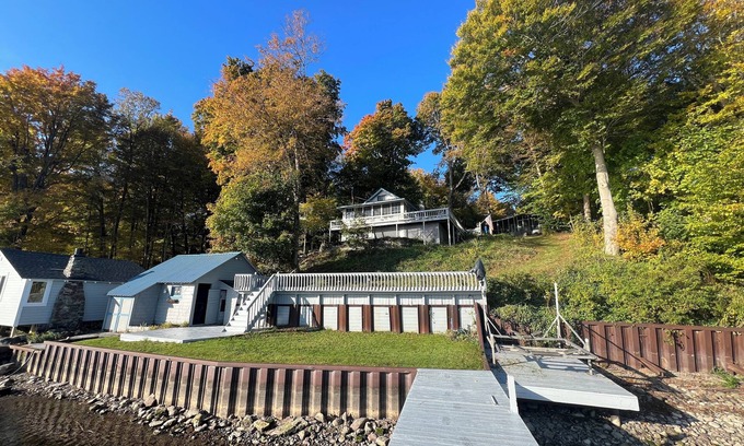 Red Creek Cottage | Marvelous 5-bedroom bayside cottage with WiFi in Red Creek.