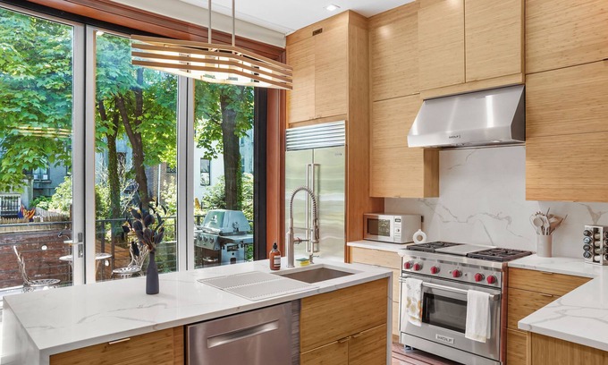 Upper Manhattan Apartment | Marvelous 6-bedroom apartment with Chef's Kitchen and Backyard Access in NYC