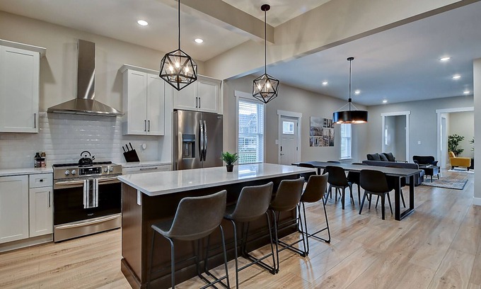 Holy Cross House | Marvelous Marlowe | Skyline Views! Pet Friendly, 3 bed / 2.5 bath