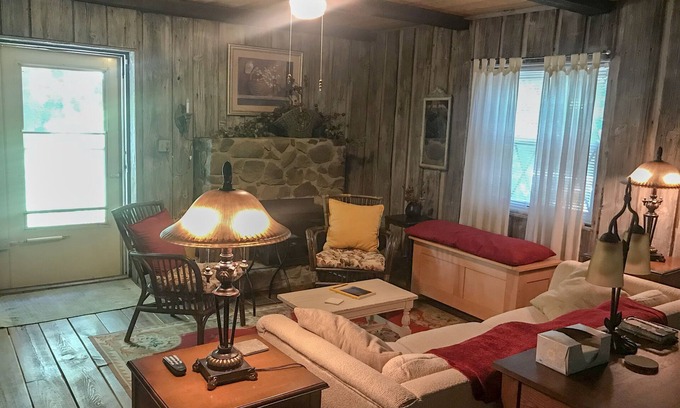 High Point Apartment | Inviting Mary's Country Cottage Escape with Breakfast & Kitchen