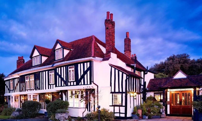 Brentwood Hotel | Elegant Marygreen Manor: 4-Star Stay with Family-Friendly Amenities