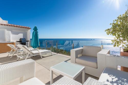 La Canuta House | Maryvilla Inspiración: Oceanfront Bungalows with Hot Tub