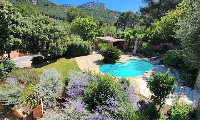 Toulon Villa | Exotic Garden Retreat with Pool & Spa, Near Beaches