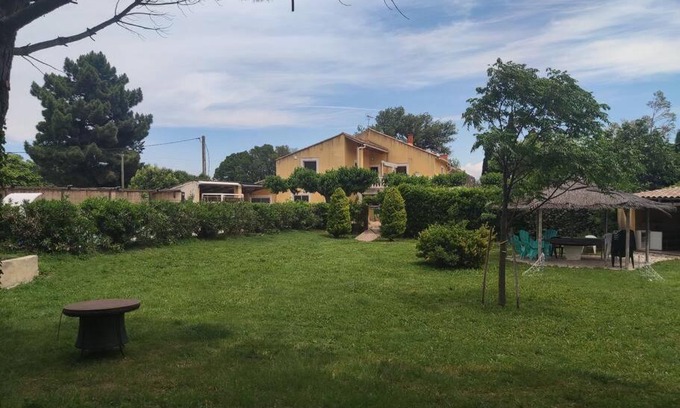 Orange House | Relaxing Mas avec Piscine: Family-Friendly with Pool