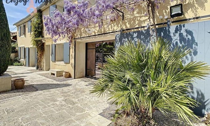 Senas Villa | Elegant Mas d'exception in Sénas with Pool and Kitchen