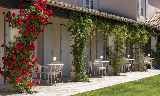 Les Baux-de-Provence Hotel | Elegant Mas de l'Oulivié: Pool, Spa & Kid-Friendly Stay