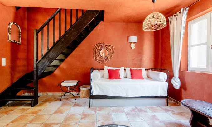 Salon-de-Provence Hotel | Guest Rated: 10/10 at Mas de Lure with Pool & Spa