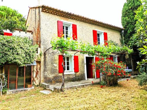Loriol-du-Comtat House | Discover Mas de Papé: Family-Friendly Getaway with Pool