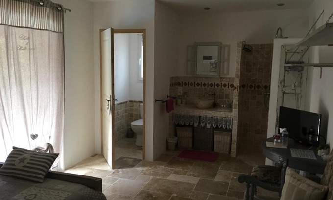 Callas Bed & Breakfast | Top-Rated Mas De Peycavier: Pet-Friendly Oceanfront Retreat