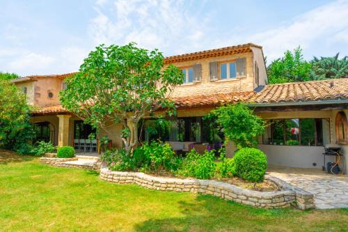 Joucas Villa | Escape to Mas de Rosemarie: Oceanfront Bliss Awaits
