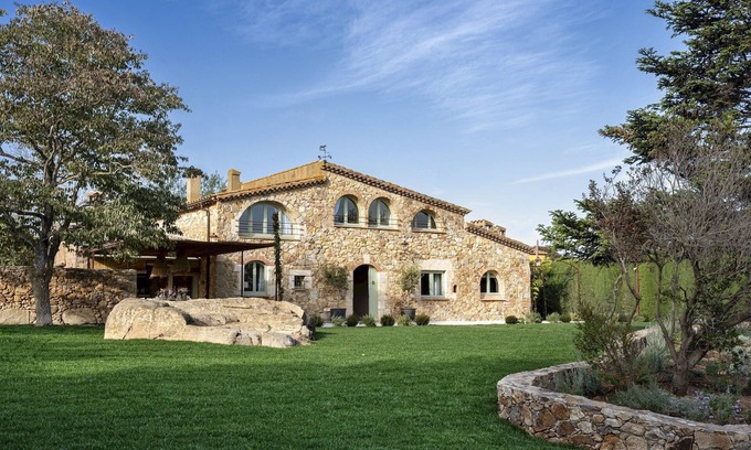 Mont-Ras Villa | Discover Mas del Suro - Idyllic Retreat in Costa Brava