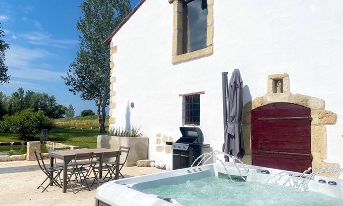 Saint-Gilles Other | Relax at Mas des Eaux Claires: Pool, Spa & Family-Friendly