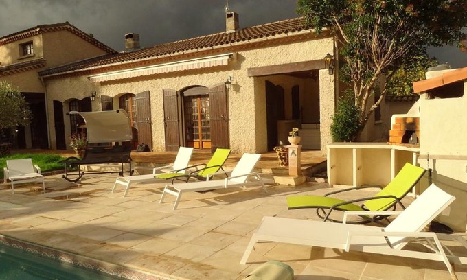 Vedene Villa | Discover Mas des GRIVES: Family-Friendly with Pool & Pets