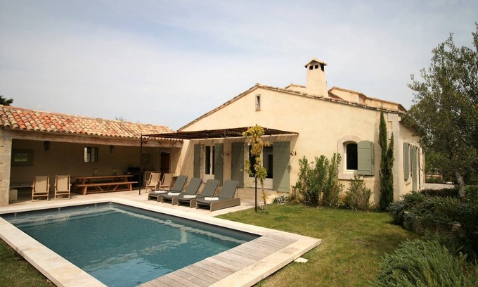 Eygalieres Villa | Indulge in Grandeur Villa Eygalières with Pool & Breakfast
