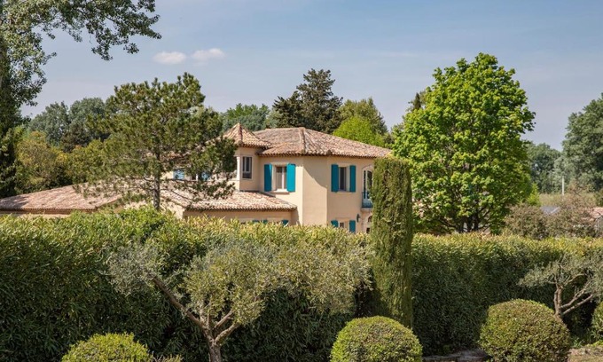 Saint-Martin-de-Crau House | Discover Mas l Aigo Claro: 4-Star Oasis with Ocean Views