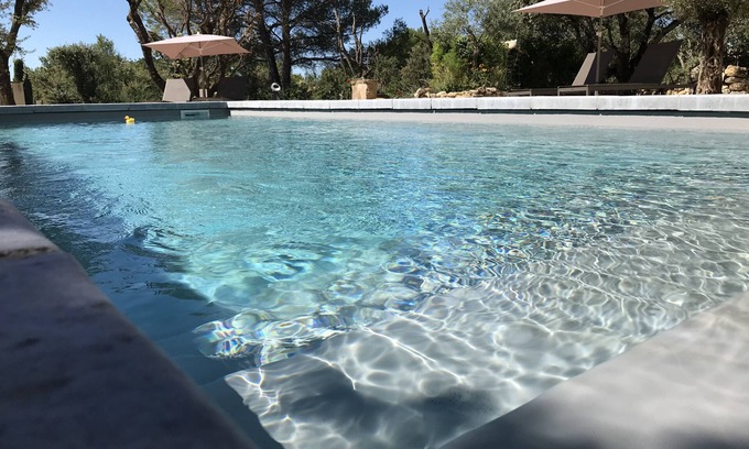 Lourmarin Bed & Breakfast | Eco-Friendly Mas La Cheneraie with Pool & Breakfast