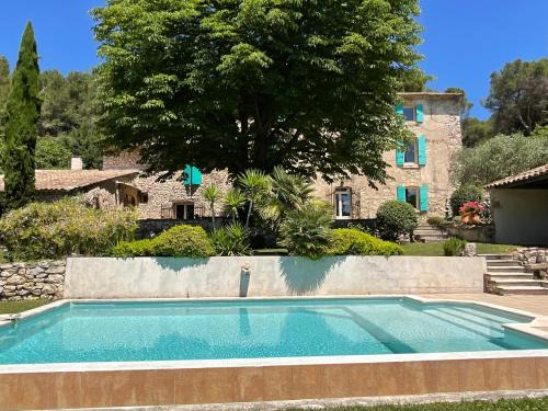 Cheval-Blanc Bed & Breakfast | Experience Mas la Floreline: Oceanfront Bliss & Poolside Relaxation