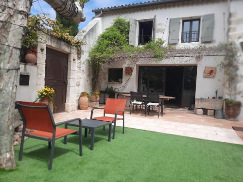 Pujaut House | Experience Mas "La Maison de mon Père" Near Avignon