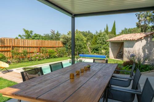 Cabrieres-d'Avignon Villa | Discover Mas Mayflower: Pet-Friendly Oasis with Pool