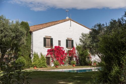 Cubelles Villa | Discover Mas Peirot Sitges: Oceanfront Pool Retreat