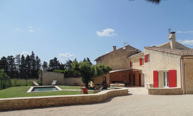 Cavaillon House | Idyllic Mas Provençal: Serene Stay by the Luberon