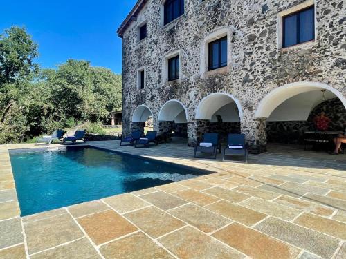 Olot House | Experience Mas Puig De Baix with Oceanfront Pool Access