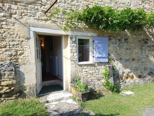 Saint-Medard Bed & Breakfast | Pet-Friendly Mas Sarrat Apartment with Restaurant & Breakfast