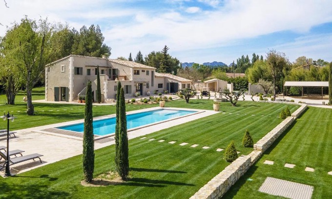 Eygalieres Bed & Breakfast | Experience Mas Sourso: Oceanfront Retreat with Pool